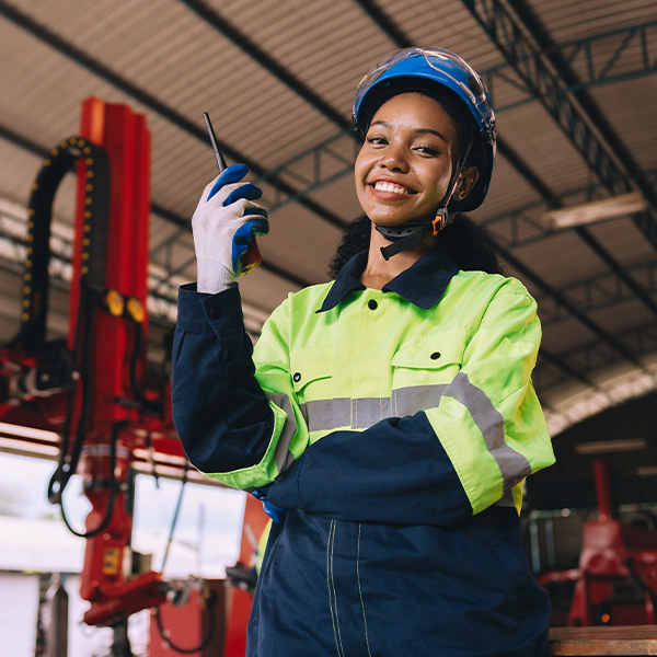 Technicienne en maintenance industrielle offrant un service sur mesure avec Spécialistes AVA