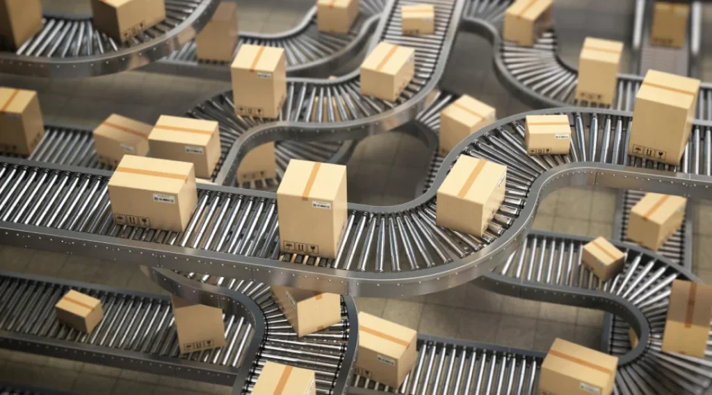 Un tapis roulant transportant des boîtes en carton.