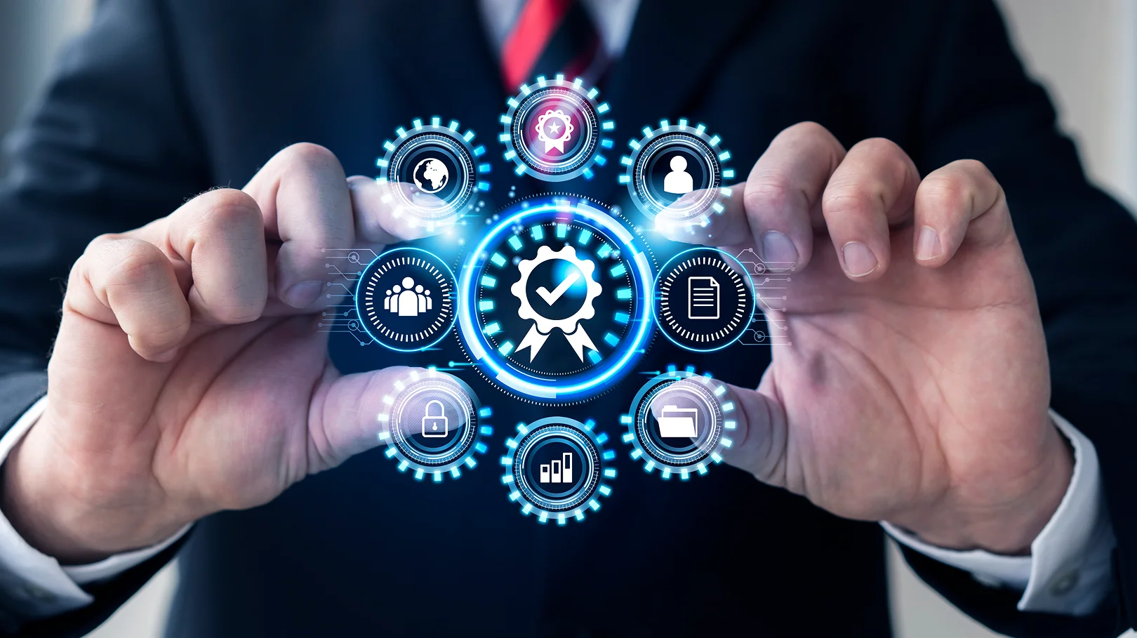 Blogue 2 Un homme d'affaires tenant un icône virtuel représentant l'efficacité énergétique.