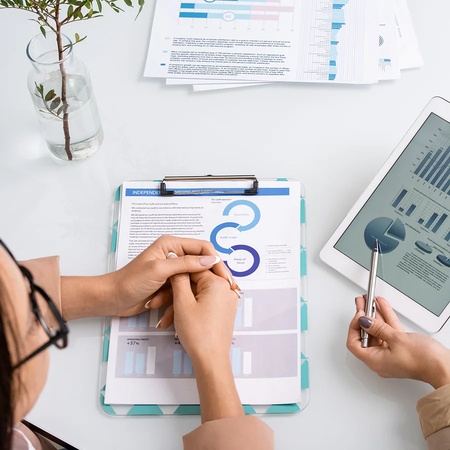 Transformez vos projets en atouts durables grâce à une gestion des actifs stratégique : la promesse du Groupe AVA 2 Deux personnes collaborent sur une tablette et un clipboard, se concentrant sur la gestion des actifs.