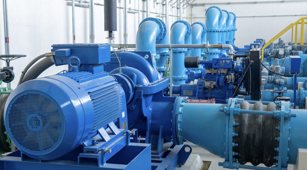 Moteur et pompe industriels en salle mécanique pour optimiser l’alignement et réduire les pannes