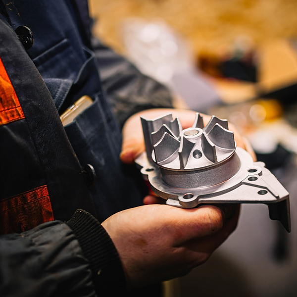 Inspection d’une pièce mécanique lors d’un service d’alignement méthodique et rigoureux