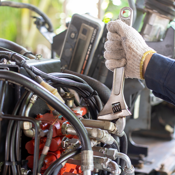 Maintenance régulière d’un système hydraulique pour réduire les pannes et les coûts